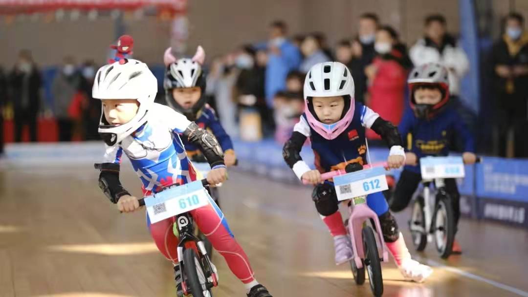 2021年长三角国际公路自行车穿越赛暨少儿滑步车邀请赛在扬州南部体育公园成功举办